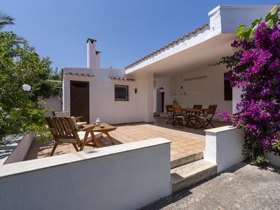 Villa 'Bouganvillea Ostuni' con terrazza, giardino e Wi-Fi