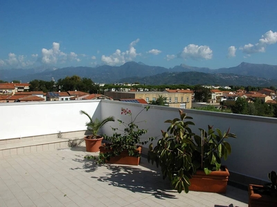 Appartamento 'Attico Con Terrazza' con vista sulle montagne, terrazza condivisa e aria condizionata