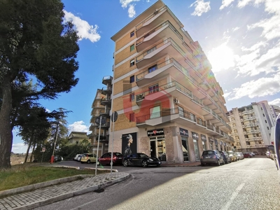 Appartamento in Via Almerico Meomartini, Benevento, 5 locali, 2 bagni