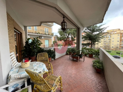 Appartamento in Via Americo Meomartini, Benevento, 5 locali, 2 bagni
