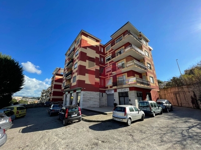Appartamento in Via Napoli, Benevento, 5 locali, 2 bagni, con box