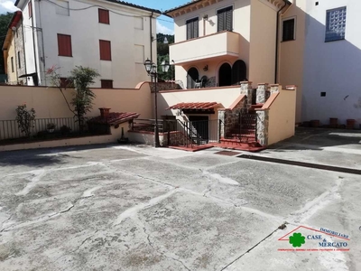 Casa Bi - Trifamiliare in Vendita a Capannori Via Giuseppe Giusti