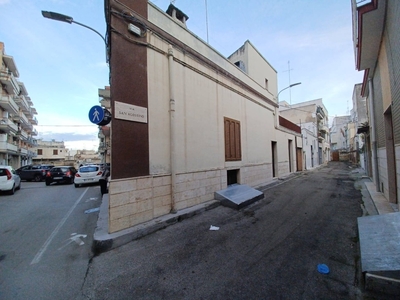 Casa indipendente a Bari, 4 locali, 1 bagno, 112 m², da ristrutturare