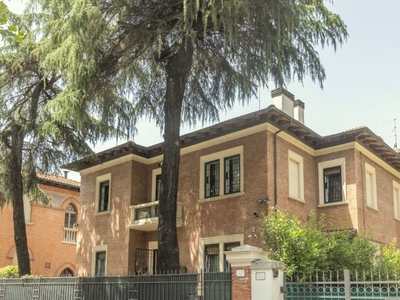 Casa indipendente a Bologna, 11 locali, 500 m², 1° piano in vendita