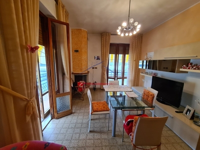 Casa indipendente a Castel Focognano, 4 locali, 1 bagno, con box