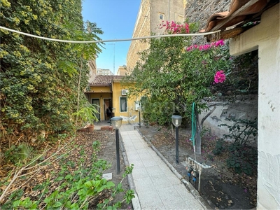 Casa Indipendente a Catania in Via Stazzone, Montessori