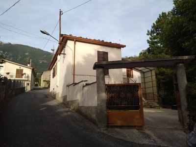 Casa indipendente a Civitella Roveto, 6 locali, 1 bagno, 90 m²