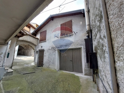 Casa indipendente a Solto Collina, 3 locali, 1 bagno, con box, 60 m²
