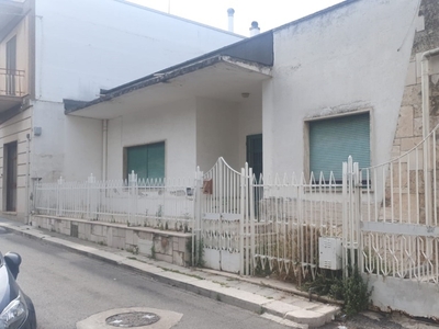 Casa indipendente ad Adelfia, 4 locali, 1 bagno, giardino privato