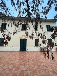 Casa indipendente ad Arezzo, 14 locali, 2 bagni, giardino privato