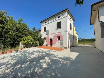 Casa indipendente in Contrada Malecagna, Benevento, 7 locali, 3 bagni