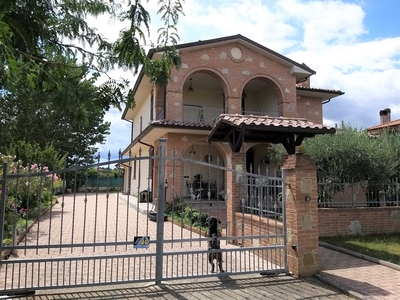 Casa indipendente in Vendita a Castiglione del Lago Via Saragat