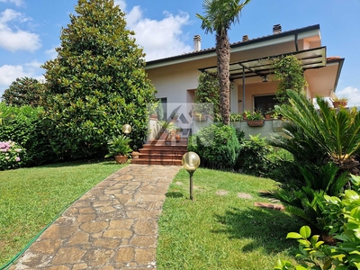 Casa indipendente in Vendita a Lucca Via delle Gavine