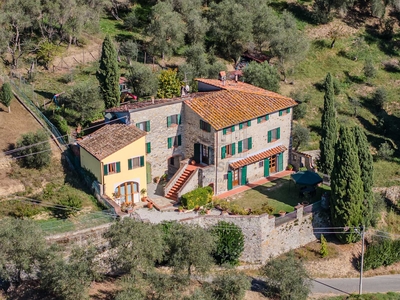 Casa indipendente in Vendita a Lucca Via di Lupinaglia