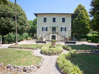 Casa indipendente in Vendita a Lucca Via Pisana