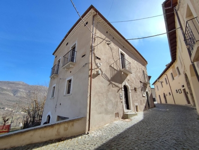 Casa indipendente in Via della Madonna, Tione degli Abruzzi, 4 locali