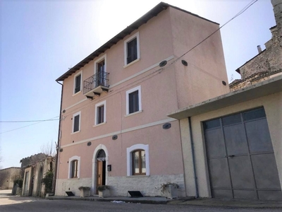 Casa indipendente in Via Duca degli Abruzzi, Castelvecchio Calvisio