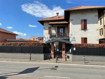 Casa indipendente in VIA ROMA, Presezzo, 5 locali, 2 bagni, con box