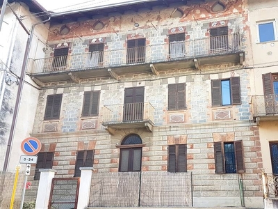 Casa semindipendente a Cossato, 12 locali, 3 bagni, posto auto, 250 m²