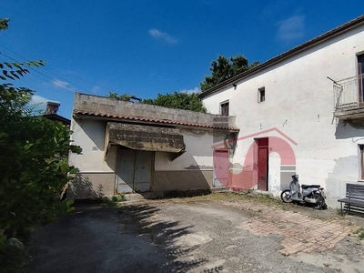 Casa semindipendente in Contrada torre alfieri, Benevento, 7 locali
