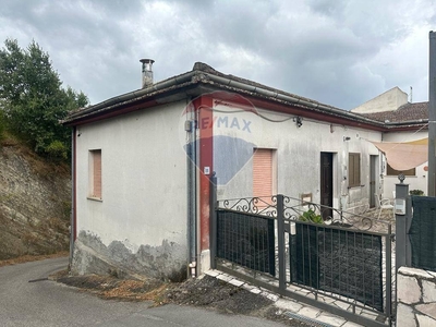 Casa semindipendente in Via Paradisi, Ceppaloni, 3 locali, 1 bagno