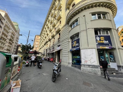 Locale commerciale in Affitto a Napoli Via Santa Lucia 45