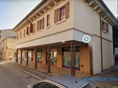 Locale commerciale in Affitto a Verona via Manara