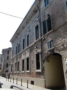 Palazzo a Brescia, 1 locale, 1000 m², stato ristrutturato in vendita