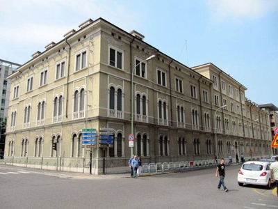 Palazzo a Brescia, 1 locale, posto auto, 6500 m² in vendita
