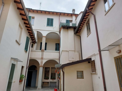 Palazzo - Stabile in Vendita a Imola