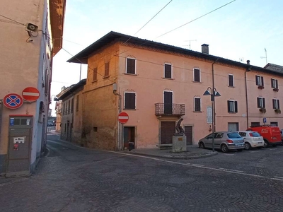 Palazzo - Stabile in Vendita a Invorio