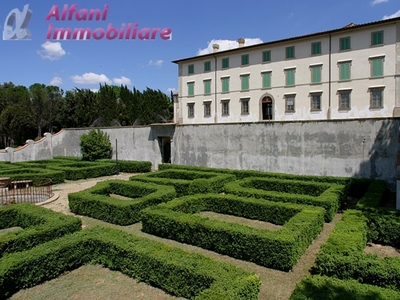 Quadrilocale ad Arezzo, 1 bagno, giardino in comune, 136 m² in vendita