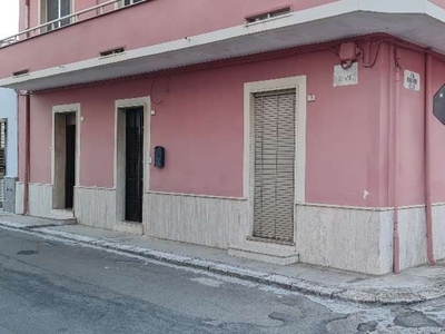 Quadrilocale in Via De Amicis 19, Cellino San Marco, 2 bagni, arredato