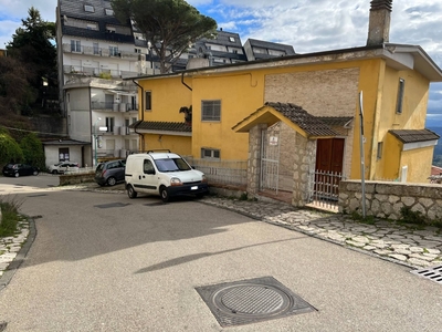 Quadrilocale in Via Rampa Covotti, Ariano Irpino, 2 bagni, con box