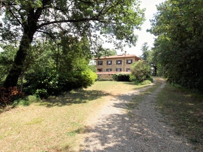 Rustico ad Arezzo, 9 locali, 4 bagni, giardino privato, con box