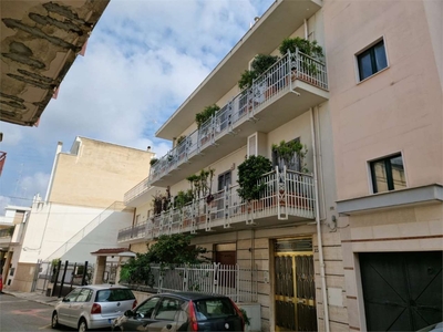 Trilocale in Santacroce 83, Triggiano, 2 bagni, giardino privato