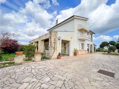 Villa a Castellana Grotte, 5 locali, 3 bagni, giardino privato, 200 m²