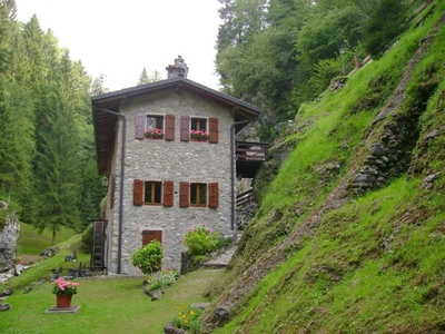 Villa a Castione della Presolana, 4 locali, 2 bagni, giardino privato