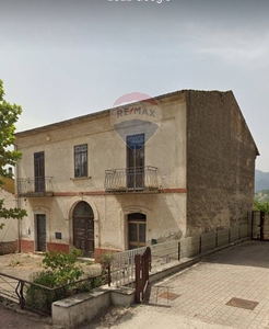 Villa a Ceppaloni, 8 locali, 1 bagno, giardino privato, con box