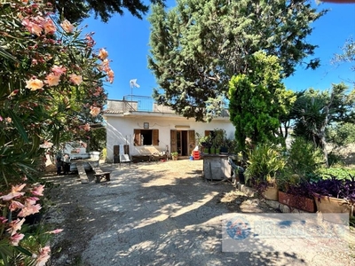 Villa a Corato, 3 locali, giardino privato, da ristrutturare