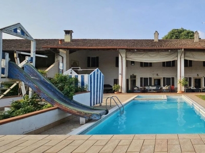 Villa a Montichiari, 9 locali, 3 bagni, giardino privato, 777 m²