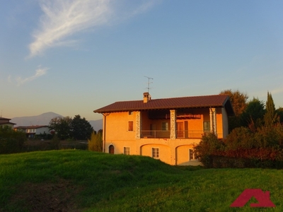 Villa a Passirano, 5 locali, 1 bagno, giardino privato, 690 m²