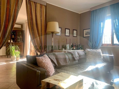 Villa a schiera ad Avellino, 8 locali, 3 bagni, 450 m² in vendita
