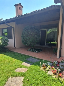Villa a schiera in Strada Cantone Ramella Gal, Biella, 6 locali