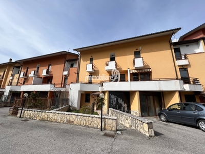 Villa a schiera in Via Cascina, L'Aquila, 4 locali, 3 bagni, con box