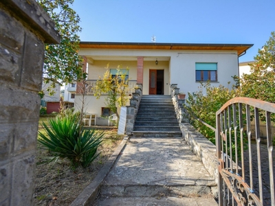 Villa ad Anghiari, 8 locali, 250 m², multilivello, da ristrutturare