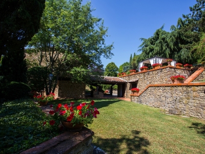 Villa ad Arezzo, 6 locali, 2 bagni, giardino privato, arredato, 280 m²