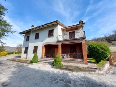 Villa ad Arezzo, 8 locali, 3 bagni, giardino privato, 260 m², terrazzo