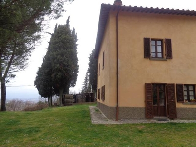 Villa ad Arezzo, 8 locali, 3 bagni, giardino privato, 350 m², 2° piano