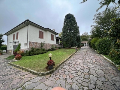 Villa con giardino a Montecalvo Versiggia